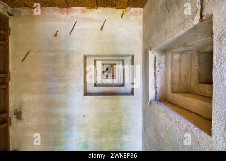Nido di mitragliatrice all'ingresso del rifugio del quartier generale delle forze terrestri naziste dalla seconda guerra mondiale nella foresta di Mamerki, Polonia (ex Mauerwald, e Foto Stock