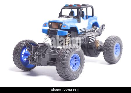 auto giocattolo fuoristrada 4x4 radiocomandata isolata su sfondo bianco Foto Stock