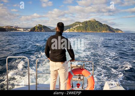 Barca per escursioni turistiche sulla costa basca, Donostia, San Sebastian, Paesi Baschi, Spagna Foto Stock