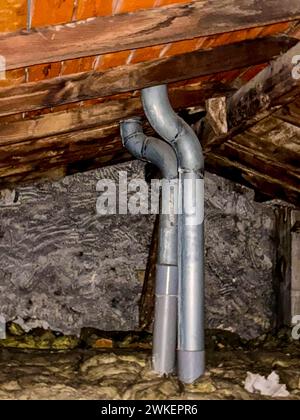 Parigi, Francia, Vista interna, edificio degli appartamenti antichi, attico, Combres, struttura del tetto Foto Stock
