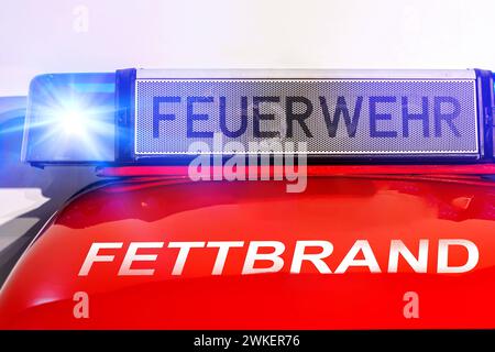 20 febbraio 2024: Vigili del fuoco in servizio con luce blu lampeggiante per un INCENDIO A GRASSO, segnalazione di operazioni speciali con ASSEMBLAGGIO FOTOGRAFICO a grasso bruciato *** Feuerwehr im Einsatz mit leuchtendem Blaulicht zu einem FETTBRAND, signalisiert Spezialeinsatz bei brennendem Fett FOTOMONTAGE Foto Stock