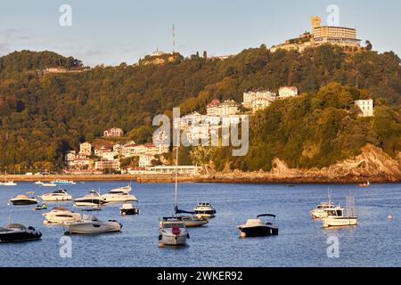 La Concha Bay, Santa Clara Island e Monte Igeldo, Donostia, San Sebastian, Paesi Baschi, Spagna Foto Stock
