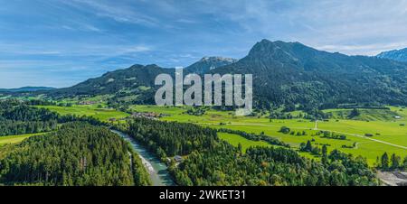 Idyllisches Oberallgäu am Iller-Ursprung bei Oberstdorf im Sommer Spätsommerliche Stimmung an der Iller zwischen Oberstdorf uns Oberstdorf Iller-Urs Foto Stock