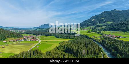 Idyllisches Oberallgäu am Iller-Ursprung bei Oberstdorf im Sommer Spätsommerliche Stimmung an der Iller zwischen Oberstdorf uns Oberstdorf Iller-Urs Foto Stock