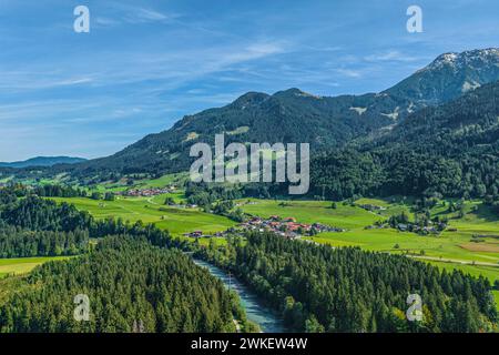 Idyllisches Oberallgäu am Iller-Ursprung bei Oberstdorf im Sommer Spätsommerliche Stimmung an der Iller zwischen Oberstdorf uns Oberstdorf Iller-Urs Foto Stock