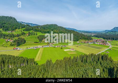 Idyllisches Oberallgäu am Iller-Ursprung bei Oberstdorf im Sommer Blick in Die Region Oberstdorf an einem sonnigen Tag im Herbst Oberstdorf Iller-Ursp Foto Stock