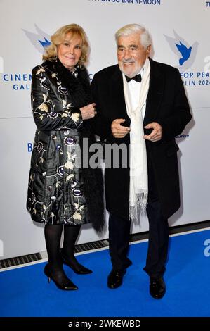 Mario Adorf mit Ehefrau Monique Faye bei der Cinema for Peace Gala 2024 im WECC - Westhafen Event & Convention Center. Berlino, 19.02.2024 Foto Stock