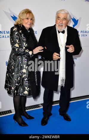 Mario Adorf mit Ehefrau Monique Faye bei der Cinema for Peace Gala 2024 im WECC - Westhafen Event & Convention Center. Berlino, 19.02.2024 Foto Stock