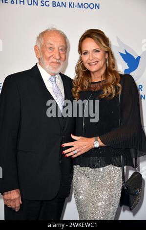 Dieter Hallervorden mit Ehefrau Christiane Zander bei der Cinema for Peace Gala 2024 im WECC - Westhafen Event & Convention Center. Berlino, 19.02.2024 Foto Stock