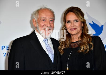 Dieter Hallervorden mit Ehefrau Christiane Zander bei der Cinema for Peace Gala 2024 im WECC - Westhafen Event & Convention Center. Berlino, 19.02.2024 Foto Stock