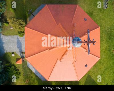 Veduta aerea di Cristo a forma ottagonale Chiesa del Re a Radzieje, Polonia (ex Rosengarten, Prussia orientale) Foto Stock