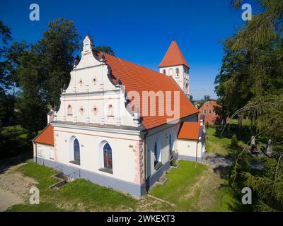 Vista aerea della chiesa di Sant'Antoni Padewski a Banie Mazurskie, Polonia (ex Benkheim, Prussia orientale) Foto Stock