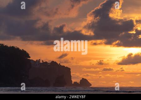 Tramonto sulla spiaggia di Bingin a Uluwatu, Isola di Bali, Indonesia Foto Stock