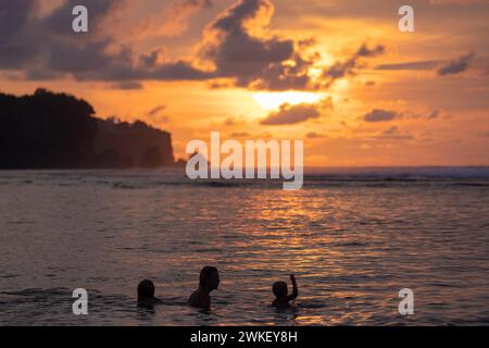 Persone sulla spiaggia di Bingin al tramonto, Uluwatu, Bali Island, Indonesia Foto Stock
