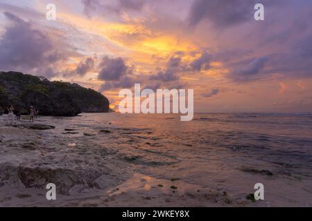 Persone sulla spiaggia di Bingin al tramonto, Uluwatu, Bali Island, Indonesia Foto Stock