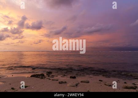 Tramonto sulla spiaggia di Bingin a Uluwatu, Isola di Bali, Indonesia Foto Stock