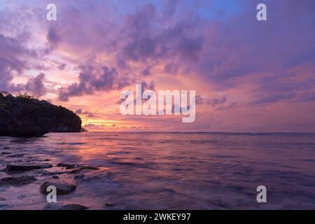 Tramonto sulla spiaggia di Bingin a Uluwatu, Isola di Bali, Indonesia Foto Stock