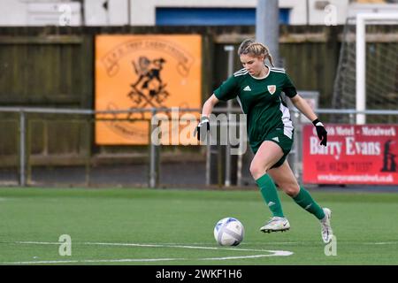 Carmarthen, Galles. 27 novembre 2022. Ffion Bowen della FAW Girls Academy South Under 16 in azione durante la partita della FAW Academy South Under 14 League tra Carmarthen Town Academy Under 14 e FAW Girls Academy South Under 16 al Richmond Park di Carmarthen, Galles, Regno Unito il 27 novembre 2022. Crediti: Duncan Thomas/Majestic Media. Foto Stock