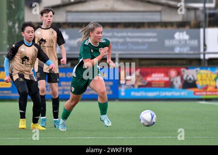 Carmarthen, Galles. 27 novembre 2022. Casi Gregson della FAW Girls Academy South Under 16 in azione durante la partita della FAW Academy South Under 14 League tra Carmarthen Town Academy Under 14 e FAW Girls Academy South Under 16 al Richmond Park di Carmarthen, Galles, Regno Unito il 27 novembre 2022. Crediti: Duncan Thomas/Majestic Media. Foto Stock