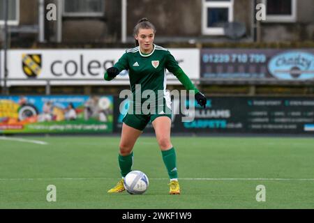 Carmarthen, Galles. 27 novembre 2022. Elena Cole della FAW Girls Academy South Under 16 sul pallone durante la partita della FAW Academy South Under 14 League tra Carmarthen Town Academy Under 14 e FAW Girls Academy South Under 16 al Richmond Park di Carmarthen, Galles, Regno Unito il 27 novembre 2022. Crediti: Duncan Thomas/Majestic Media. Foto Stock