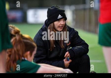 Carmarthen, Galles. 27 novembre 2022. Loren Dykes FAW Girls Academy South Coach parla ai giocatori a metà tempo durante la partita della FAW Academy South Under 14 League tra Carmarthen Town Academy Under 14 e FAW Girls Academy South Under 16 al Richmond Park di Carmarthen, Galles, Regno Unito il 27 novembre 2022. Crediti: Duncan Thomas/Majestic Media. Foto Stock