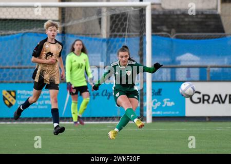 Carmarthen, Galles. 27 novembre 2022. Elena Cole della FAW Girls Academy South Under 16 in azione durante la partita della FAW Academy South Under 14 League tra Carmarthen Town Academy Under 14 e FAW Girls Academy South Under 16 al Richmond Park di Carmarthen, Galles, Regno Unito il 27 novembre 2022. Crediti: Duncan Thomas/Majestic Media. Foto Stock