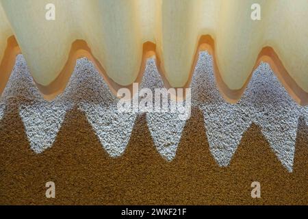 Immagine di sfondo astratto combinazione di forme arrotondate curve ripetute in contrasto con colori scuri e chiari livelli di illuminazione diversi texture ruvida e liscia Regno Unito Foto Stock