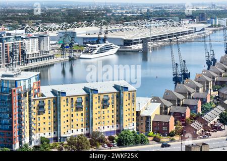 Excel Exhibition Centre Building & Royal Victoria Dock Vista aerea paesaggio urbano Britannia Village Homes Silvertown Newham East London Inghilterra Regno Unito Foto Stock