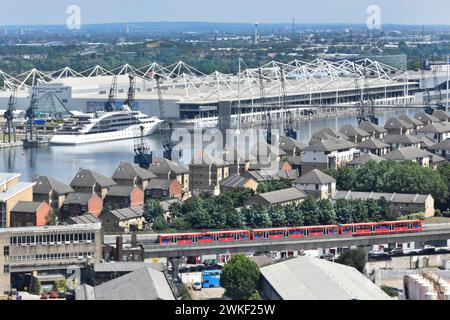 Docklands Light Railway vista aerea paesaggio urbano Royal Victoria Dock e tetto del centro esposizioni Excel Silvertown East London Inghilterra Regno Unito Foto Stock