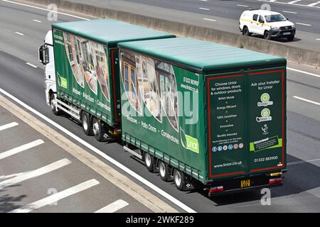 Combinazione autocarro hgv rigido con telone e rimorchio trainato Liniar uPVC business elabora grafica pubblicitaria di prodotti mobili sull'autostrada M25 UK Foto Stock