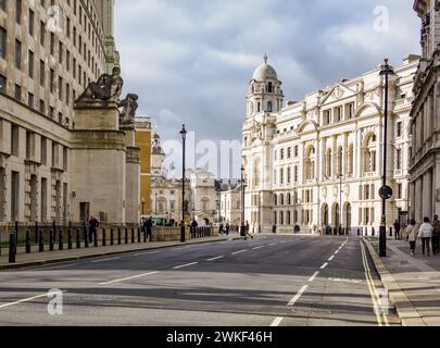 Gli edifici del Ministero della difesa e del Ministero della Guerra in Horse Guards Avenue a Whitehall Londra Regno Unito Foto Stock