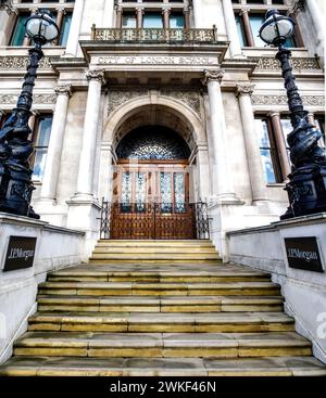 Grande ingresso all'edificio della City of London School sul Thames Embankment vicino a Blackfriars Bridge Londra Regno Unito - ora uffici di J P Morgan Foto Stock