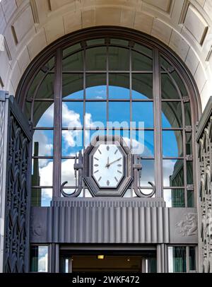 Stile Art Deco con orologio e pannelli in peltro di Eric Gill nell'arco di ingresso alla Unilever House sul Blackfriars Bridge nella City di Londra nel Regno Unito Foto Stock