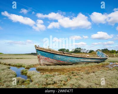 Naufragio di una barca su distese fangose alla foce del fiume Huntspill nel Somerset, Regno Unito Foto Stock