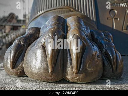 Il piede arroccato in bronzo di una sfinge - metà umano e mezzo leone - di Cleopatra's Needle sull'argine settentrionale del Tamigi a Londra, Regno Unito Foto Stock