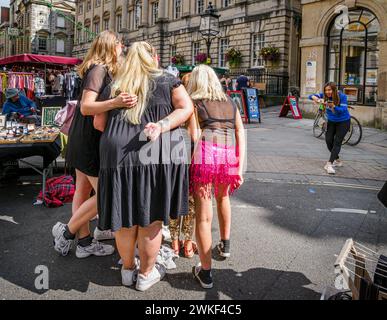 Un gruppo di giovani donne in un weekend di nubilato che posa per una fotografia a Corn Street, nella città vecchia di Bristol, Regno Unito Foto Stock
