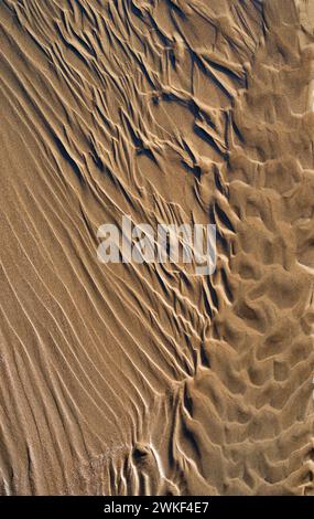 Motivi in una spiaggia sabbiosa lasciata dalla marea in declino - Glamorgan Coast Galles del Sud Regno Unito Foto Stock