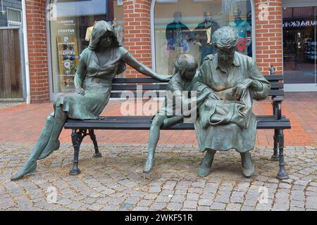 Germania, bassa Sassonia, Rotenburg an der Wümme - 27 luglio 2023: La scultura in bronzo Drei Generationen Foto Stock