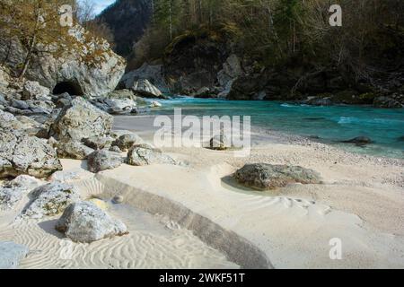 Fiume Soca vicino a Kal-Koritnica, al comune di Bovec, alla regione Primorska o Littoral, a nord-ovest della Slovenia.questo fiume alpino scorre dalla valle trenta nelle Alpi Giulie Foto Stock