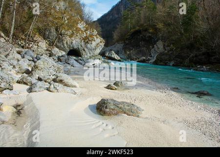 Fiume Soca vicino a Kal-Koritnica, al comune di Bovec, alla regione Primorska o Littoral, a nord-ovest della Slovenia.questo fiume alpino scorre dalla valle trenta nelle Alpi Giulie Foto Stock