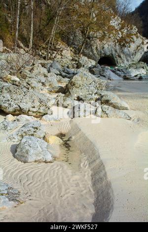 Fiume Soca vicino a Kal-Koritnica, al comune di Bovec, alla regione Primorska o Littoral, a nord-ovest della Slovenia.questo fiume alpino scorre dalla valle trenta nelle Alpi Giulie Foto Stock