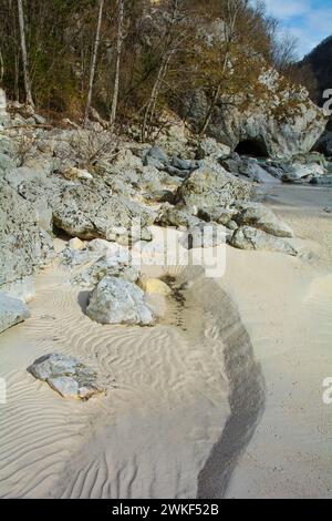 Fiume Soca vicino a Kal-Koritnica, al comune di Bovec, alla regione Primorska o Littoral, a nord-ovest della Slovenia.questo fiume alpino scorre dalla valle trenta nelle Alpi Giulie Foto Stock