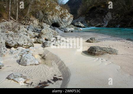 Fiume Soca vicino a Kal-Koritnica, al comune di Bovec, alla regione Primorska o Littoral, a nord-ovest della Slovenia.questo fiume alpino scorre dalla valle trenta nelle Alpi Giulie Foto Stock