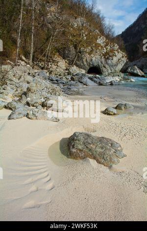 Fiume Soca vicino a Kal-Koritnica, al comune di Bovec, alla regione Primorska o Littoral, a nord-ovest della Slovenia.questo fiume alpino scorre dalla valle trenta nelle Alpi Giulie Foto Stock