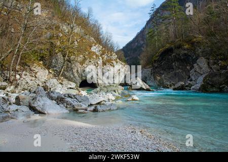 Fiume Soca vicino a Kal-Koritnica, al comune di Bovec, alla regione Primorska o Littoral, a nord-ovest della Slovenia.questo fiume alpino scorre dalla valle trenta nelle Alpi Giulie Foto Stock