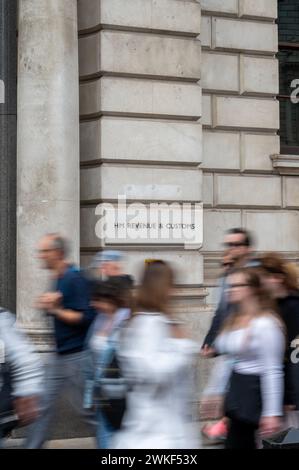 I pedoni passano davanti all'ingresso degli uffici HMRC (Her Majesty's Revenue and Customs) di Londra. Foto Stock