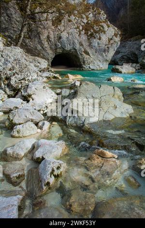 Fiume Soca vicino a Kal-Koritnica, al comune di Bovec, alla regione Primorska o Littoral, a nord-ovest della Slovenia.questo fiume alpino scorre dalla valle trenta nelle Alpi Giulie Foto Stock