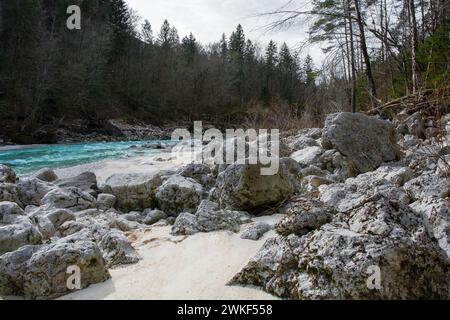 Fiume Soca vicino a Kal-Koritnica, al comune di Bovec, alla regione Primorska o Littoral, a nord-ovest della Slovenia.questo fiume alpino scorre dalla valle trenta nelle Alpi Giulie Foto Stock