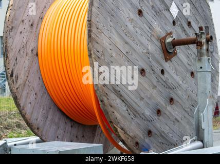 Avvolgicavo in cantiere con cavo arancione Foto Stock