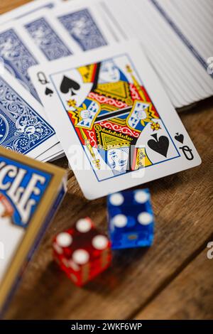 Dadi e carte sono una parte importante dei trucchi degli artisti magici, illusionisti Foto Stock